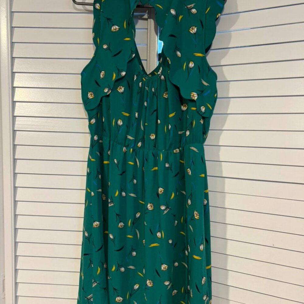 41 Hawthorwn. Green floral dress. Scallop detailed, size L
